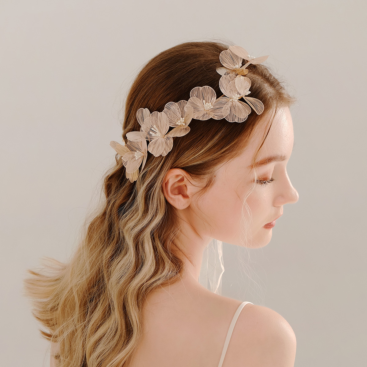ゴールデンフローラルヘアバンドウェディングヘアアクセサリーブ - Event Suppliers のレビューと価格